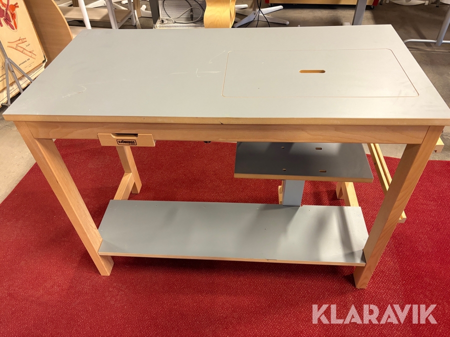 Symaskinsbord med elhiss Sjöbergs