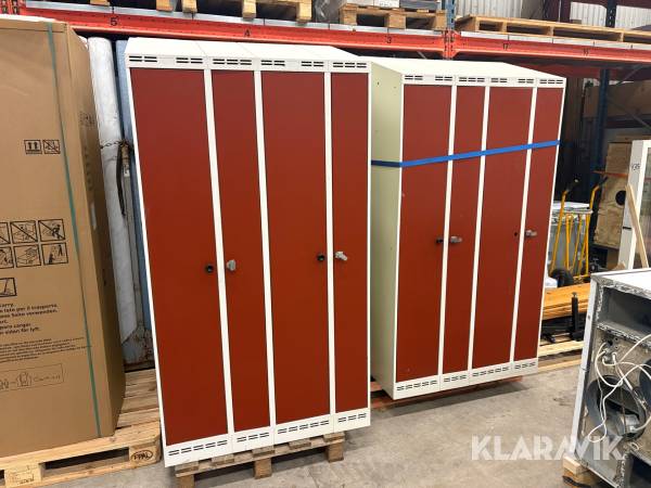 Klädskåp med bänkar
