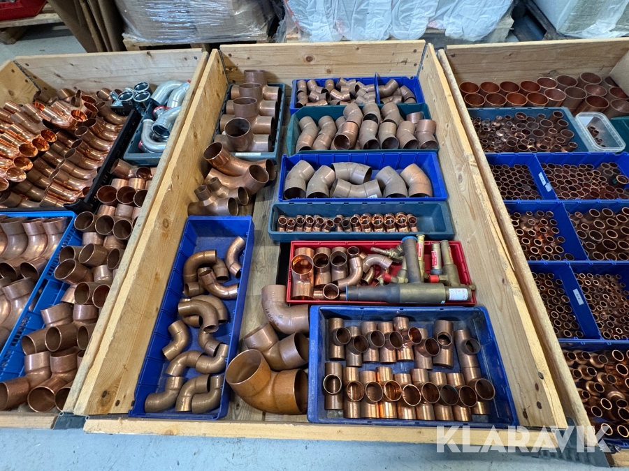 Parti med rörkopplingar koppar