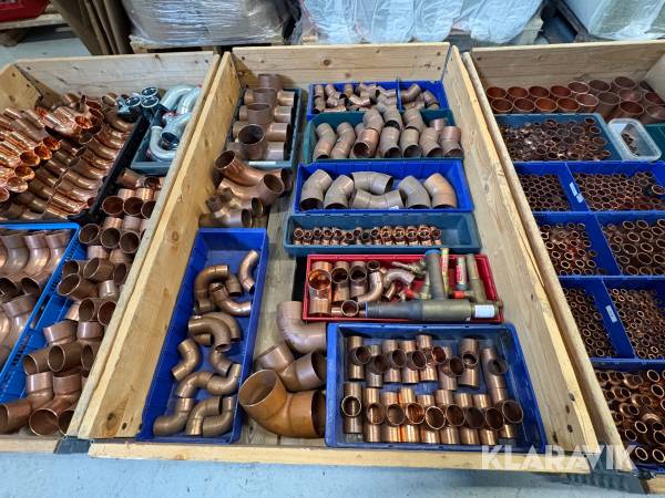 Parti med rörkopplingar koppar