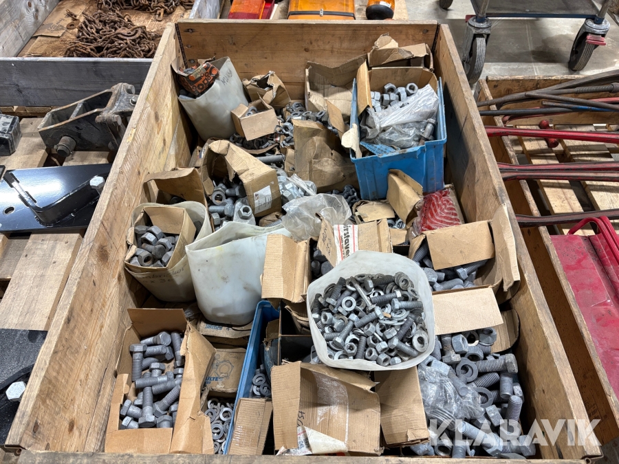 Blandpall med galvade muttrar bultar och brickor