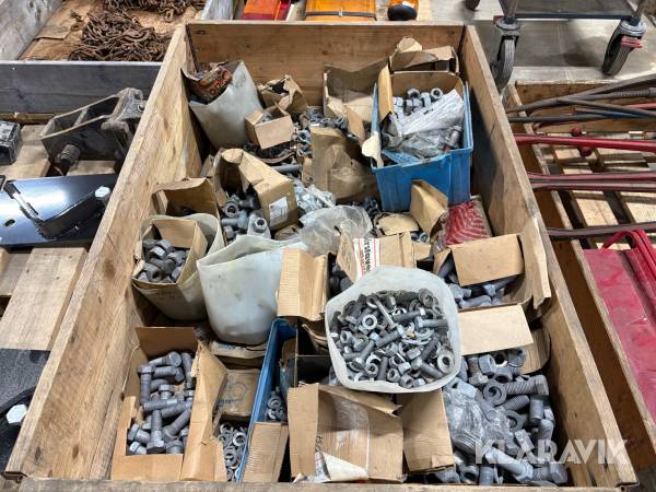 Blandpall med galvade muttrar bultar och brickor