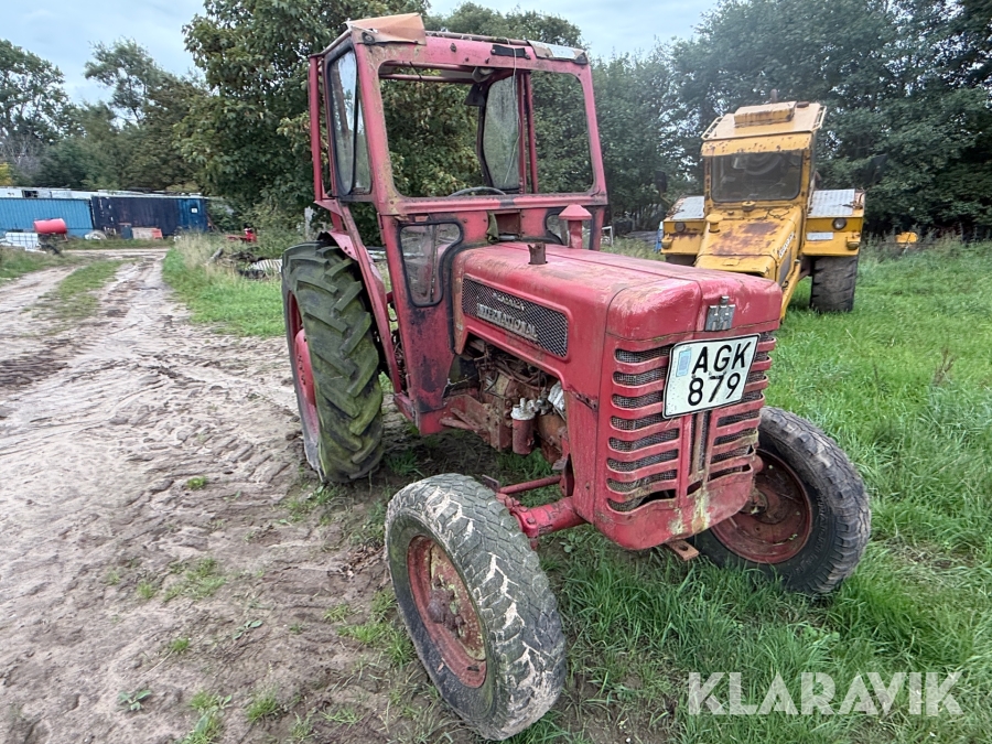 Traktor International B275