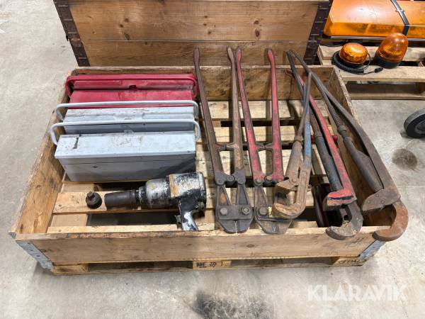Blandpall, rörtänger, verktygslådor, & muttermaskin