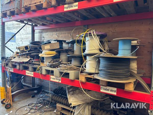 Parti med diverse elkablar