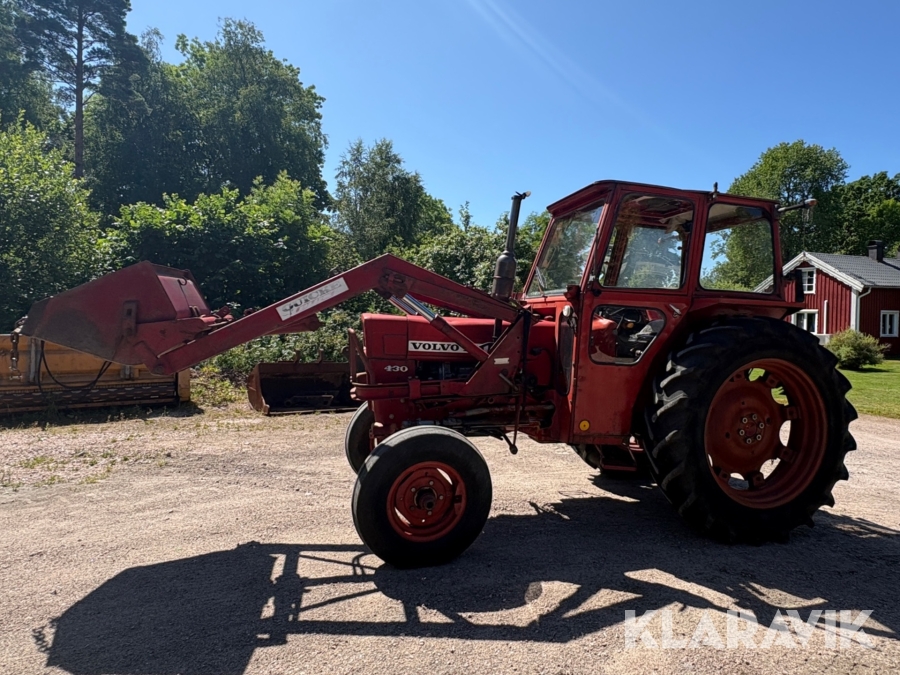 Traktor Volvo BM T 430 med frontlastare och skopa