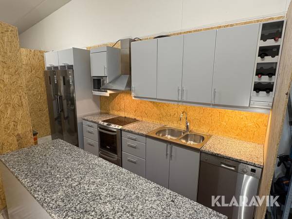 Komplett stilrent Marbodal kök med granitskivor