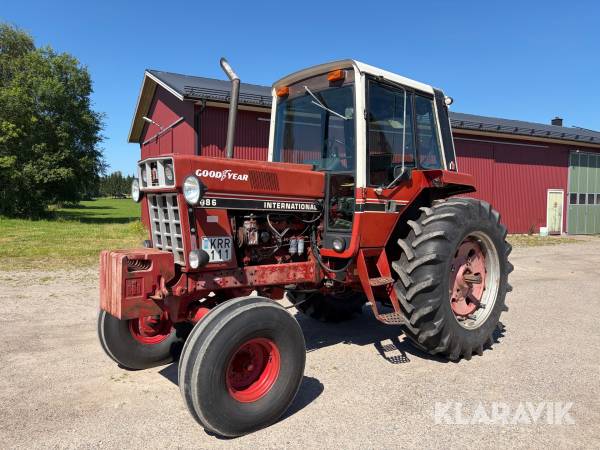 Traktor International F-886