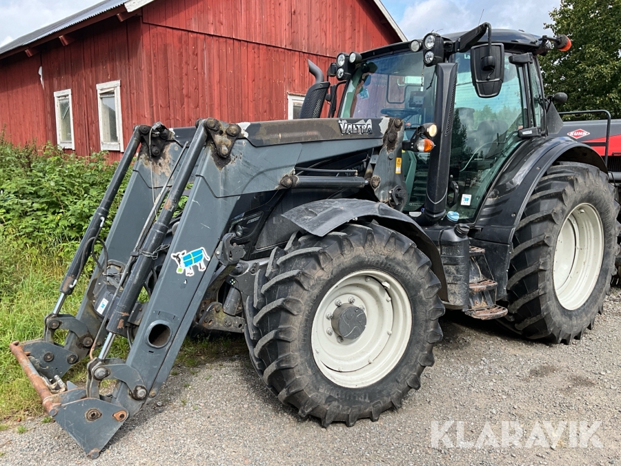 Traktor Valtra N114 E med frontlastare