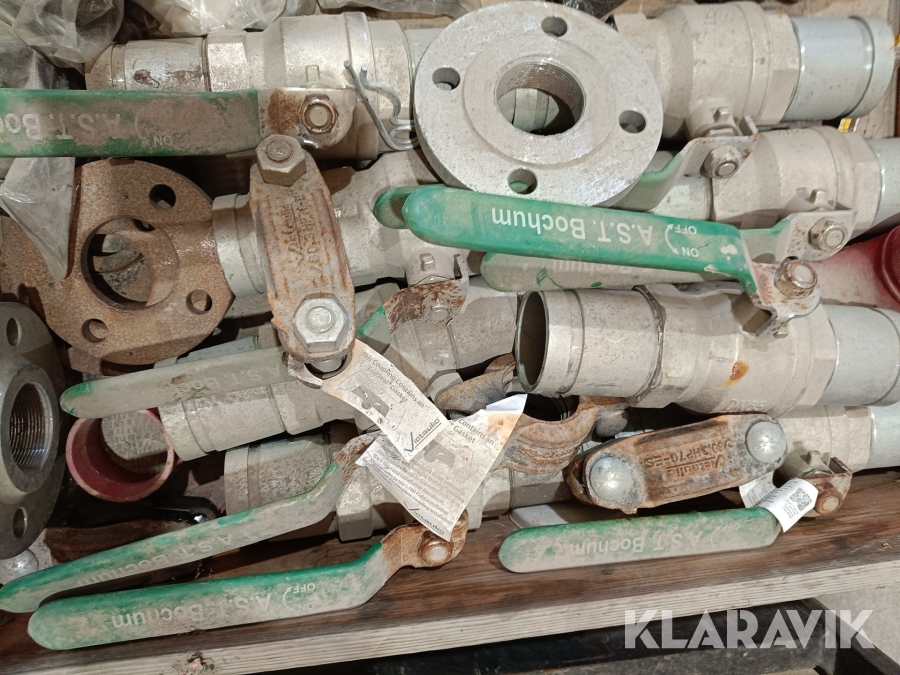 Pall med diverse rörledningstillbehör