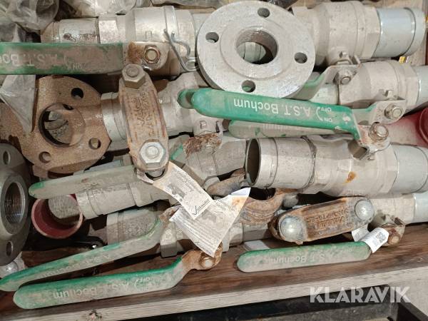 Pall med diverse rörledningstillbehör