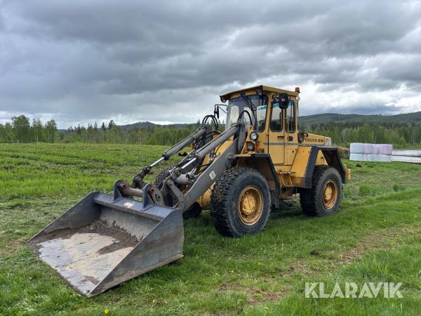 Hjullastare Volvo BM L70 med planeringsskopa