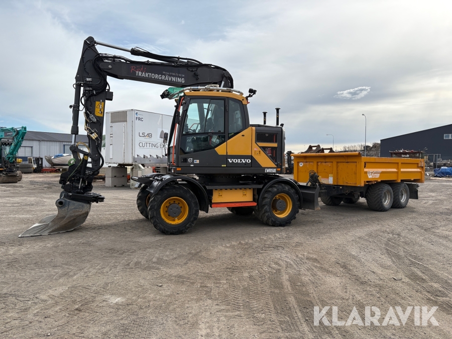 Grävmaskin Volvo EWR150E med kärra och redskap