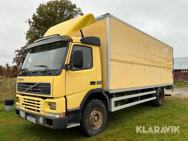 Lastbil Volvo FM7 med bakgavellyft