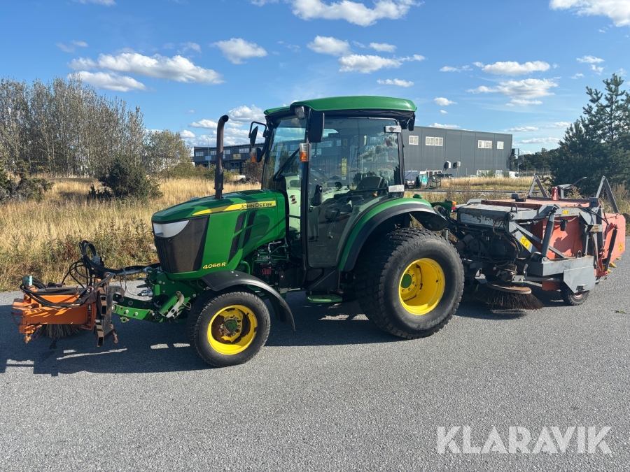 Redskapsbärare / kompakttraktor John Deere 4066R med sop och plogutrustning