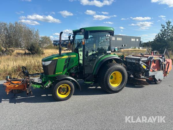 Redskapsbärare / kompakttraktor John Deere 4066R med sop och plogutrustning