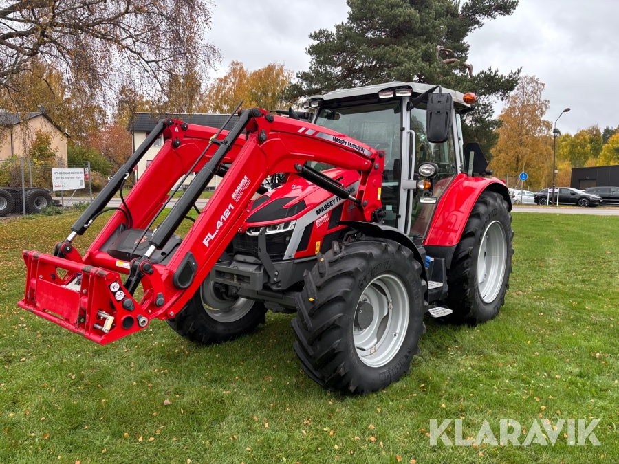 Traktor Massey Ferguson 5S.145 med frontlastare