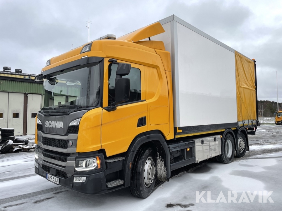 Lastbil Scania P360B med påbyggnad och ramp 