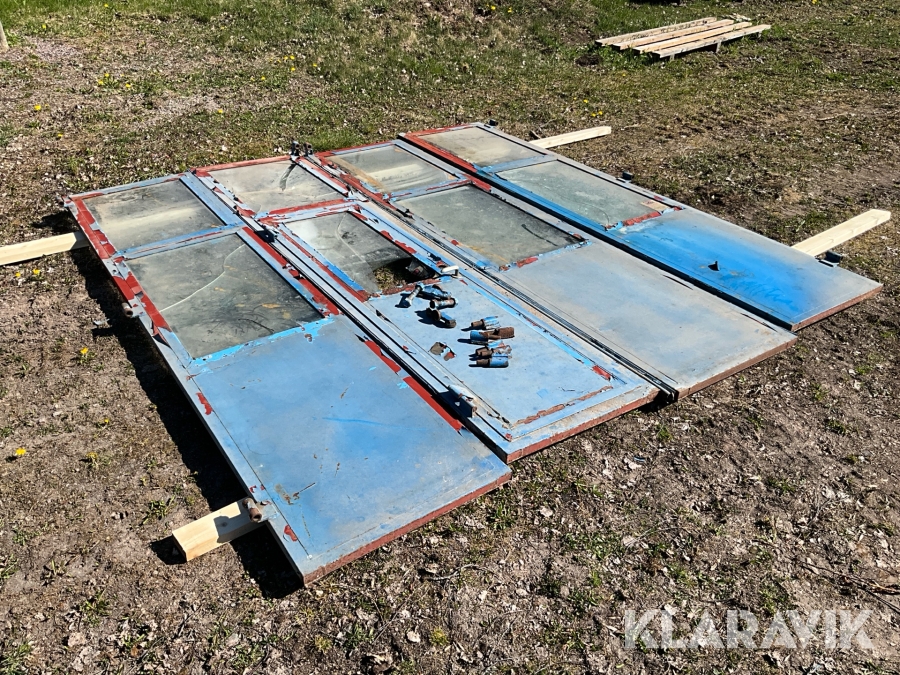 Vikport med gångdörr i stål 3x2,8 meter