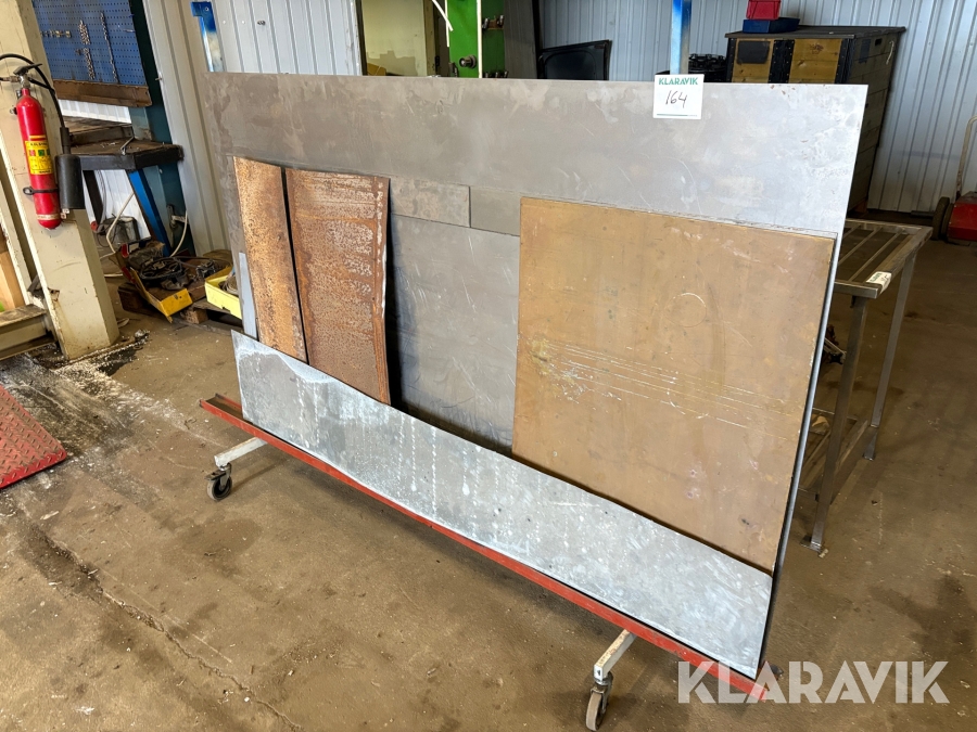 Vagn med metall/material