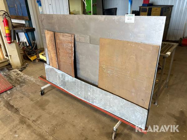 Vagn med metall/material