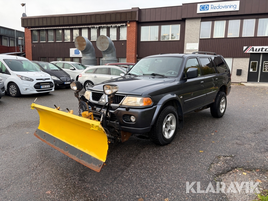 Plogbil Mitsubishi Pajero med plogutrustning