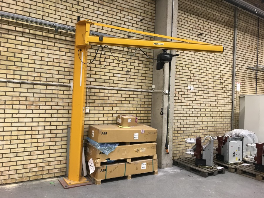 Pelarsvängkran med telfer 500 kg