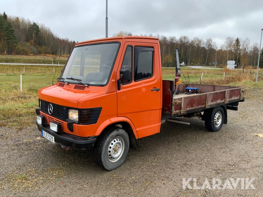 Lätt lastbil Mercedes-BenzTn 307 diesel med kran