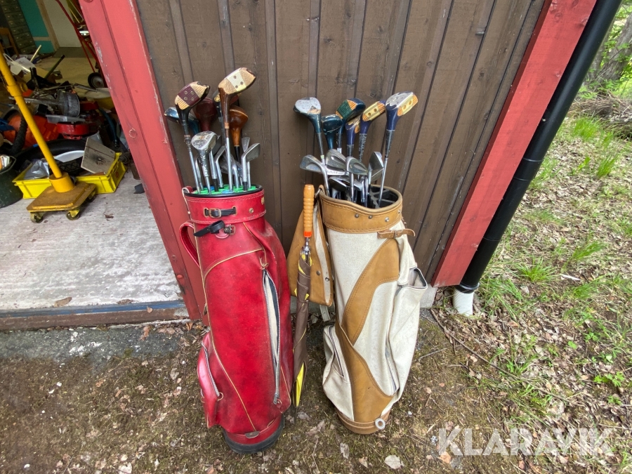 Gamla golfklubbor med 2 st golfbagar