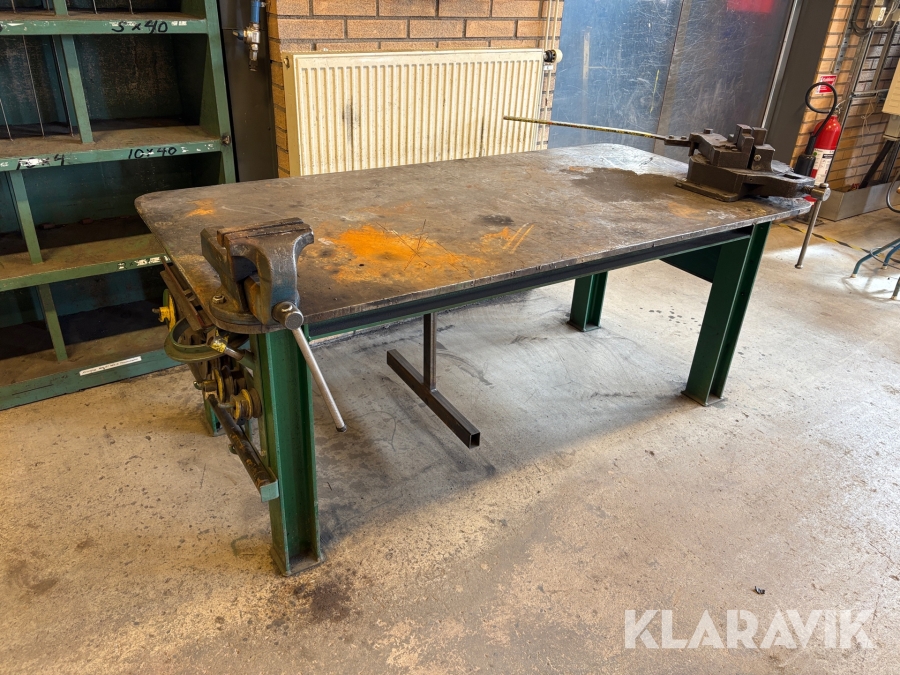 Arbetsbänk med bockning och skruvstäd