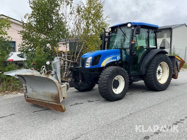 Traktor New Holland T4020 med vikplog & sandspridare
