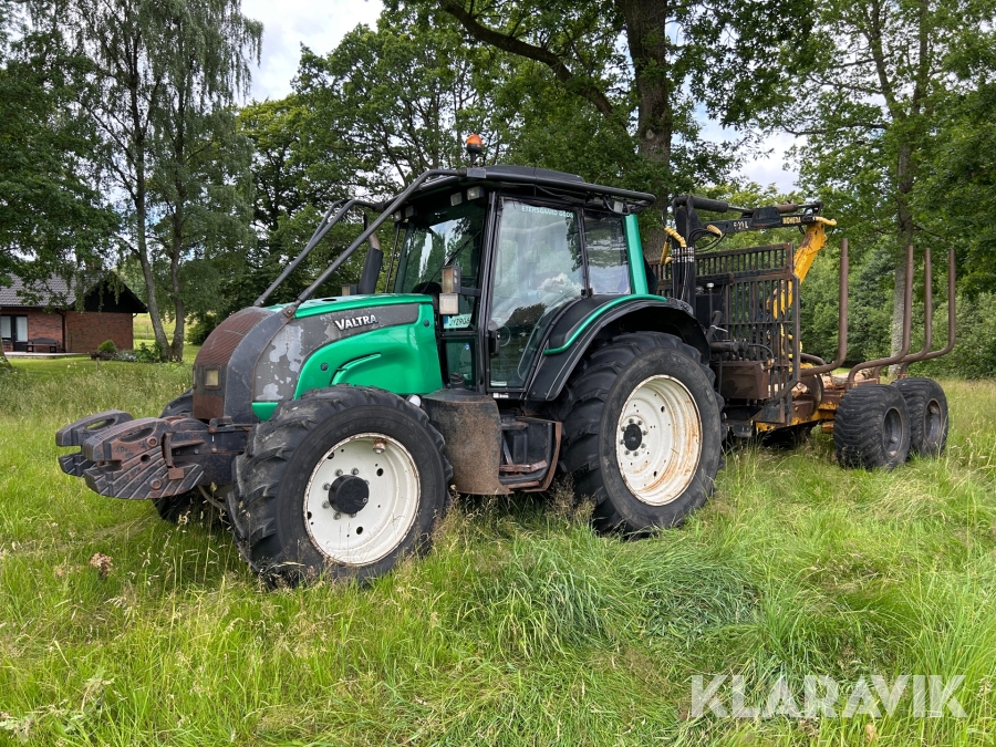 Traktor Valtra N121 High Tech Advance med skogsvagn