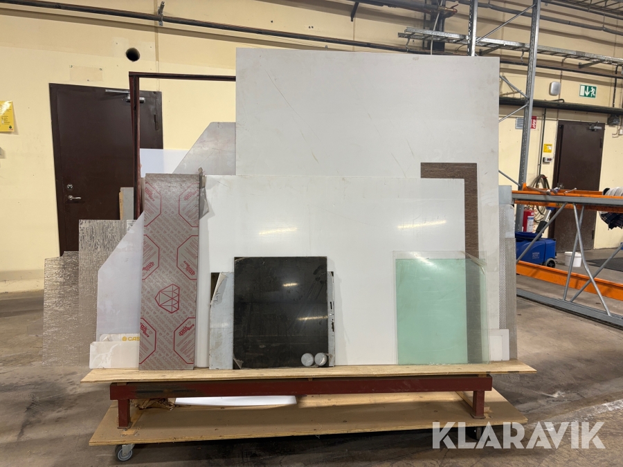 Materialställ med hjul med material