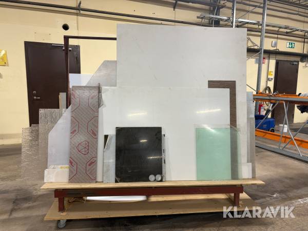 Materialställ med hjul med material
