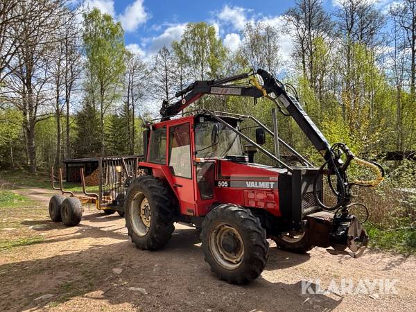 Traktor Valmet 505-4 med kran och skogsvagn