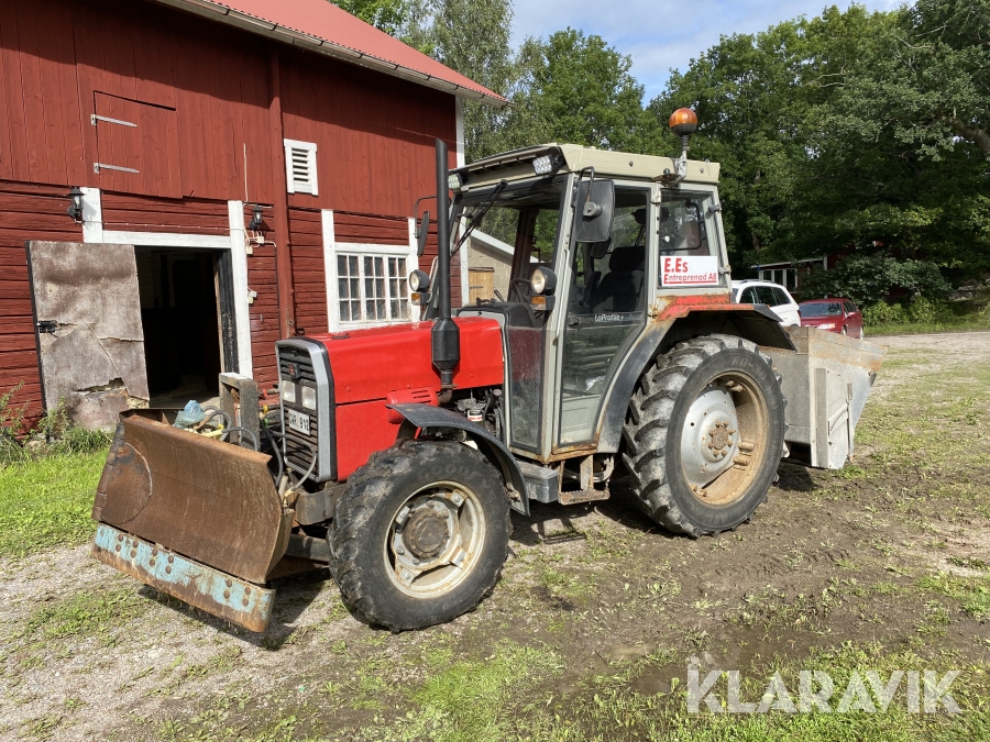 Traktor Massey Ferguson 352 4WD med vikplog och sandspridare