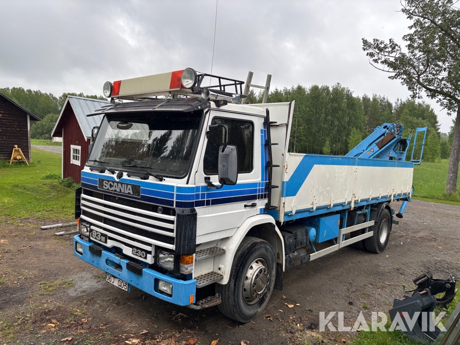 Lastbil Scania P93 ML4x2 med kran och ramper