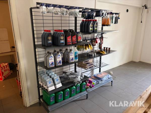 Butiksinredning med motoroljor och diverse tillbehör för fordon