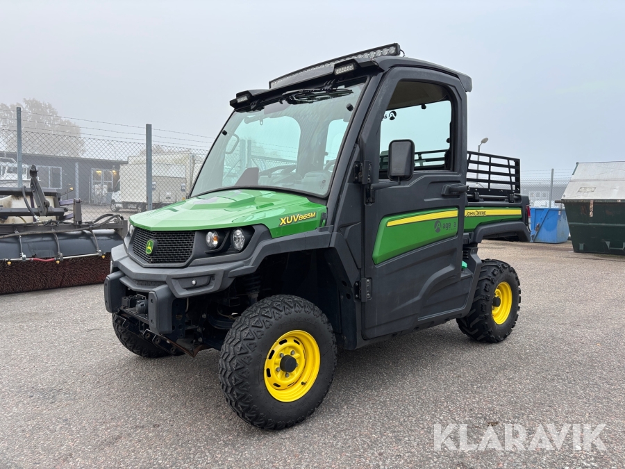 UTV John Deere Gator XUV865M med sandspridare och vikplog