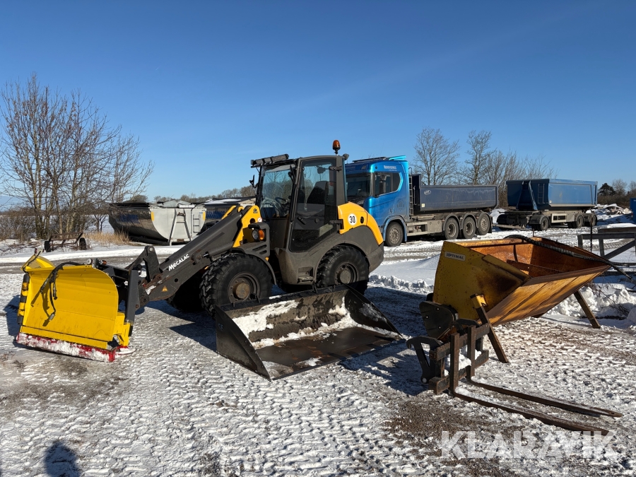 Hjullastare Mecalac AX850 med vikplog och sandspridare