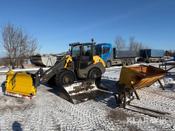 Hjullastare Mecalac AX850 med vikplog och sandspridare