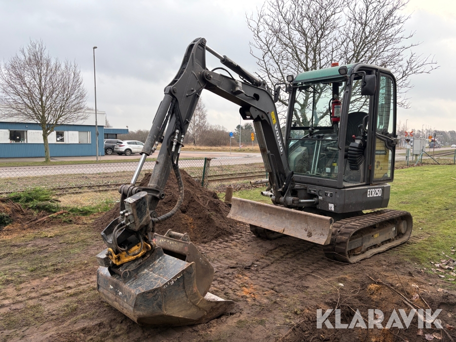 Grävmaskin Volvo ECR25D med tiltrotator, 3 st skopor och maskintrailer