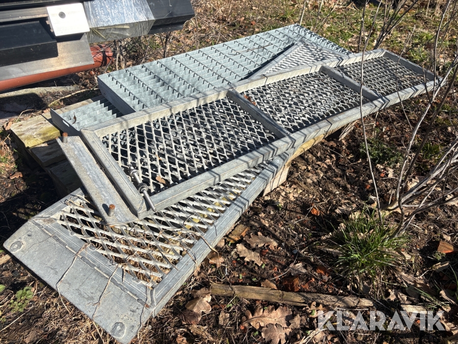 Galvad trappa 25 steg & 2 st platåer