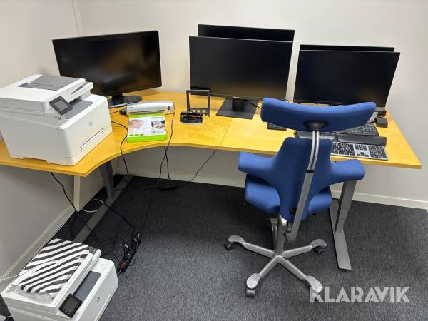 Diverse kontorsutrustning med bord och stol