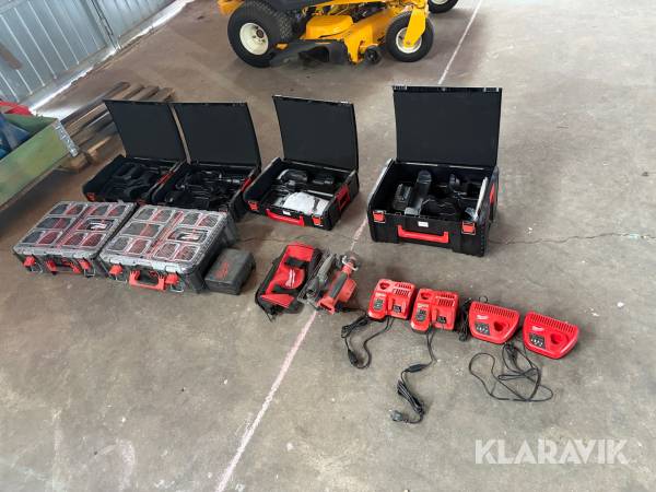 Cirkelsåg Milwaukee M18CCS55 + laddare och lådor
