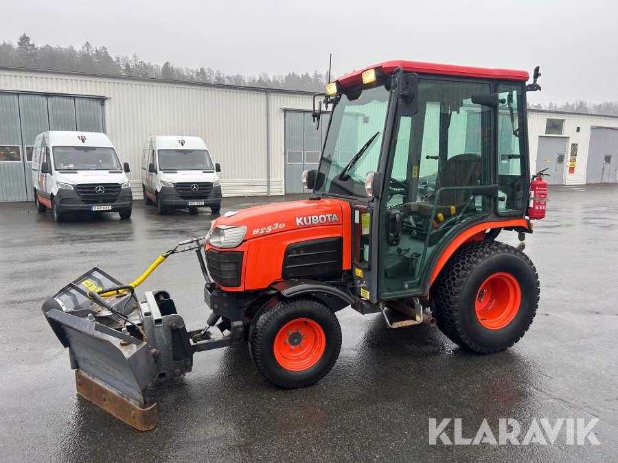 Kompakttraktor Kubota B2530 med vikplog & Sandspridare