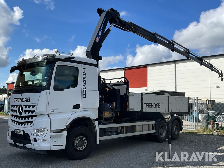 Kranväxlare Mercedes-Benz Arocs 12.8 powershift med kran HMF 2820K, Gripskopa & extra flak