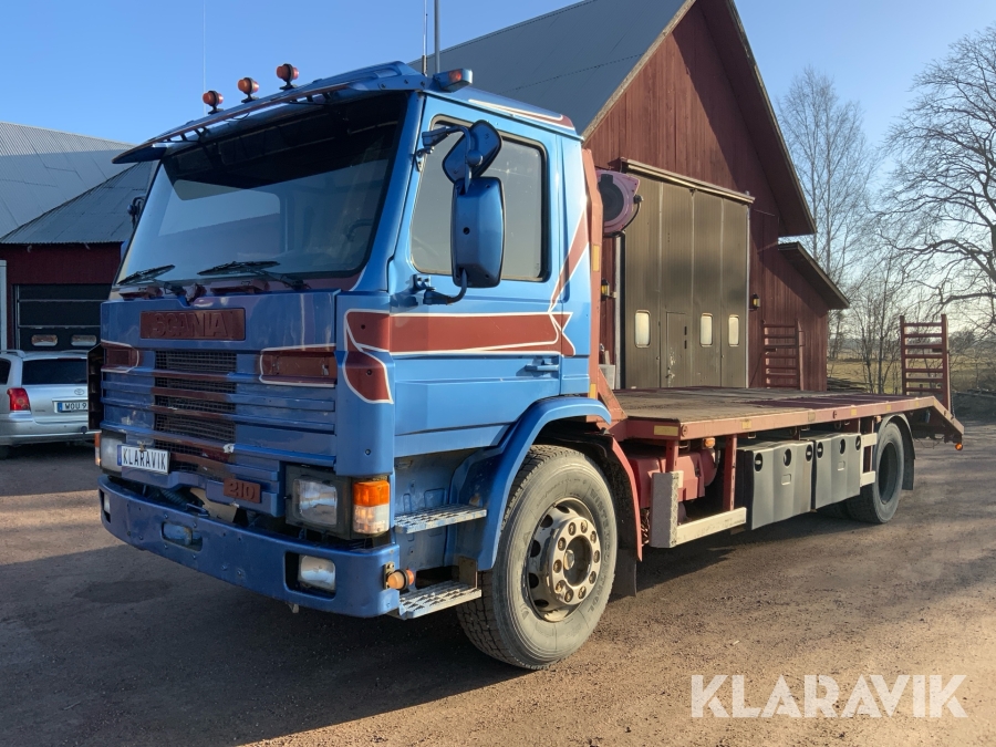 Lastbil Scania G93 med maskinflak