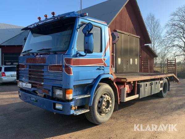 Lastbil Scania G93 med maskinflak