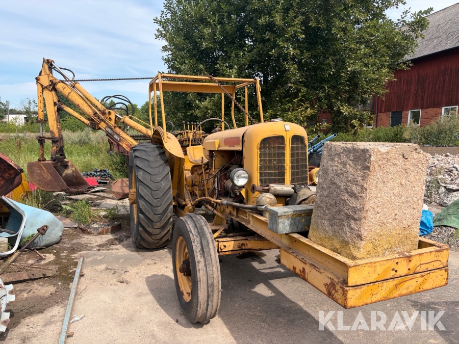 Traktor Nuffield Universal med grävaggregat och reservmotor